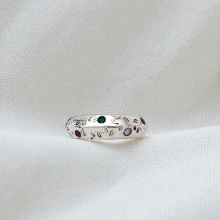 Anillo de plata 950 con 12 piedras naturales y detalles de pequeñas hojas.