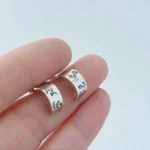 Aros pegados al lóbulo de plata 950 con grabado floral sin níquel.