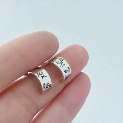 Aros pegados al lóbulo de plata 950 con grabado floral sin níquel.