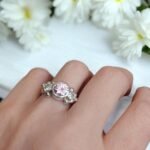 Mano con anillo de plata con cuarzo rosado y moissanitas - Plataia