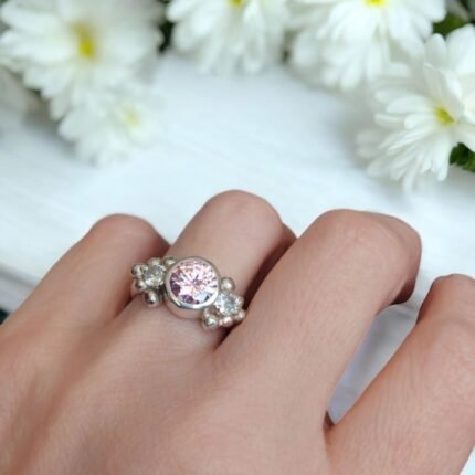 Mano con anillo de plata con cuarzo rosado y moissanitas - Plataia