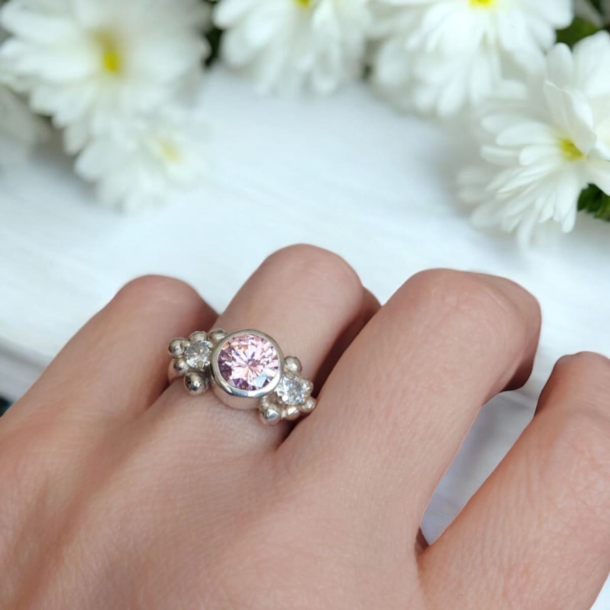 Mano con anillo de plata con cuarzo rosado y moissanitas - Plataia
