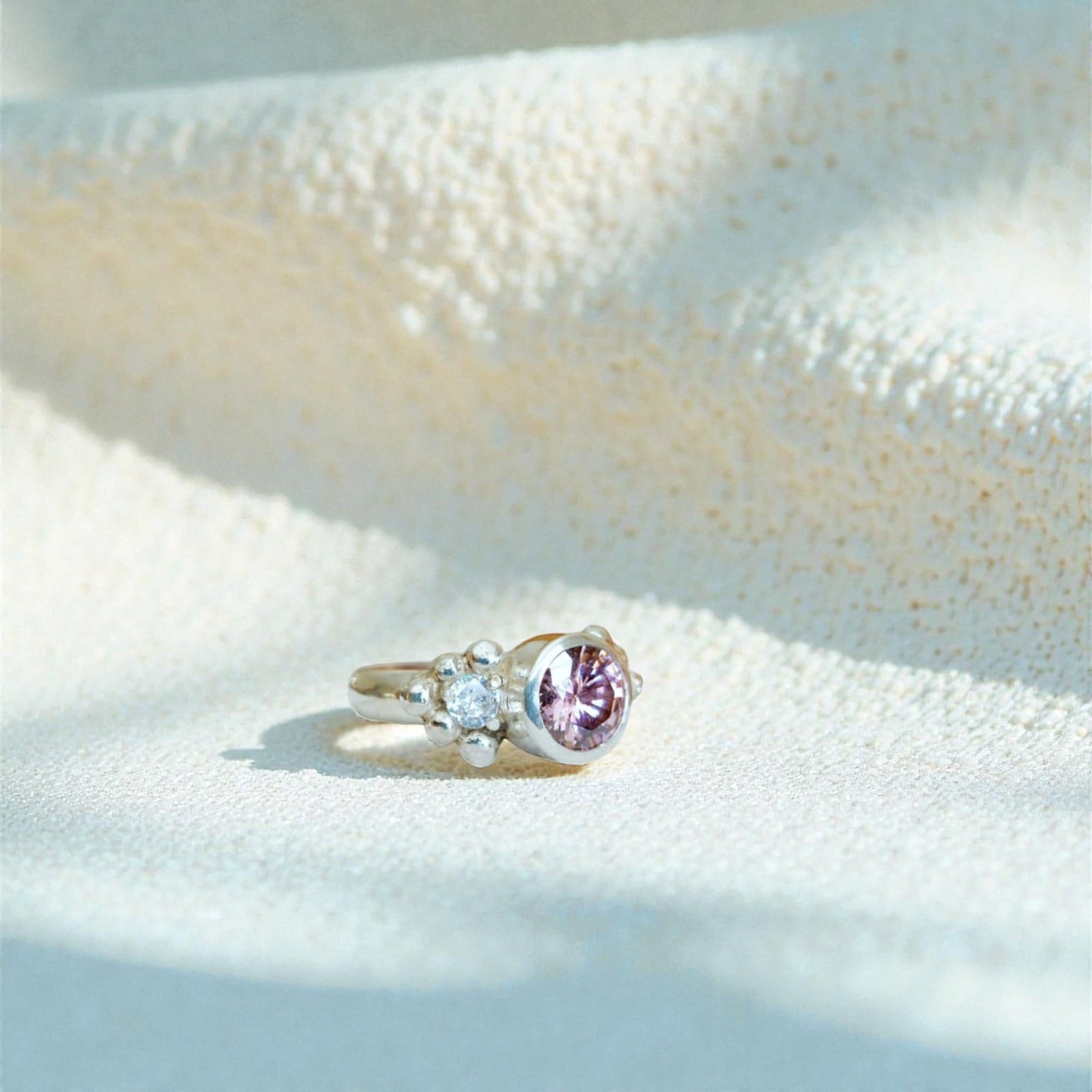Anillo con piedra rosada y moissanitas - plata 950-