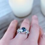Anillos Glam de plata 950 con cuarzo místico, con una moissanita a cada lado - de Plataia