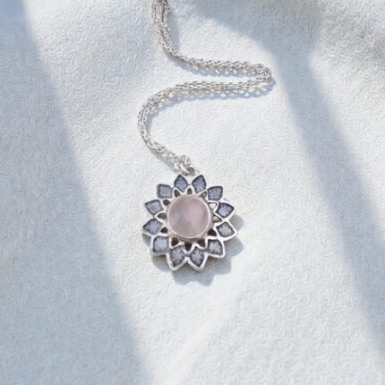 colgante mandala con cuarzo rosado y plata 950