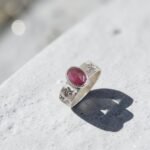 Anillo de turmalina rosada en plata 950 con argolla ancha y textura floral, hecho a mano