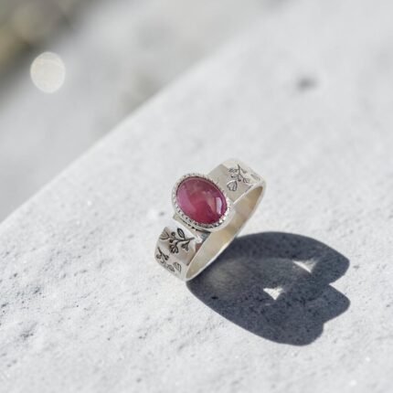 Anillo de turmalina rosada en plata 950 con argolla ancha y textura floral, hecho a mano