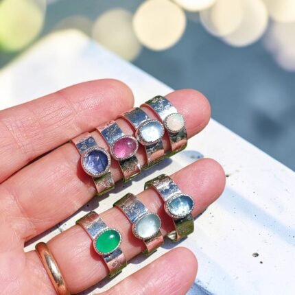 Colección de anillos Ori en plata 950 con piedras naturales: turmalina, iolita, aguamarina, ágata verde y ópalo. Plataia