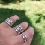Anillo plata 950 con grabado botánico en la mano · Plataia