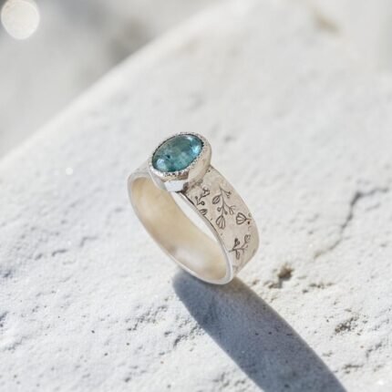 Anillo de turmalina azul verdosa en plata 950 con argolla ancha y textura floral, hecho a mano