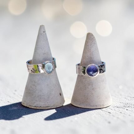 Anillos Ori de plata 950 con iolita y otro con aguamarina en dos conos de cemento. Plata 950 -Plataia