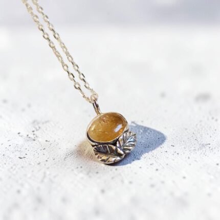 Colgante de piedra del sol en plata 950 con cadena · Plataia
