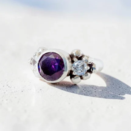 Anillo de plata con piedra amatista y dos moissanitas. en cono de cemento blanco. plata 950 - Plataia
