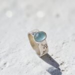 Anillo de aguamarina en plata 950 con argolla ancha y textura floral, hecho a mano