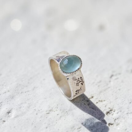 Anillo de aguamarina en plata 950 con argolla ancha y textura floral, hecho a mano