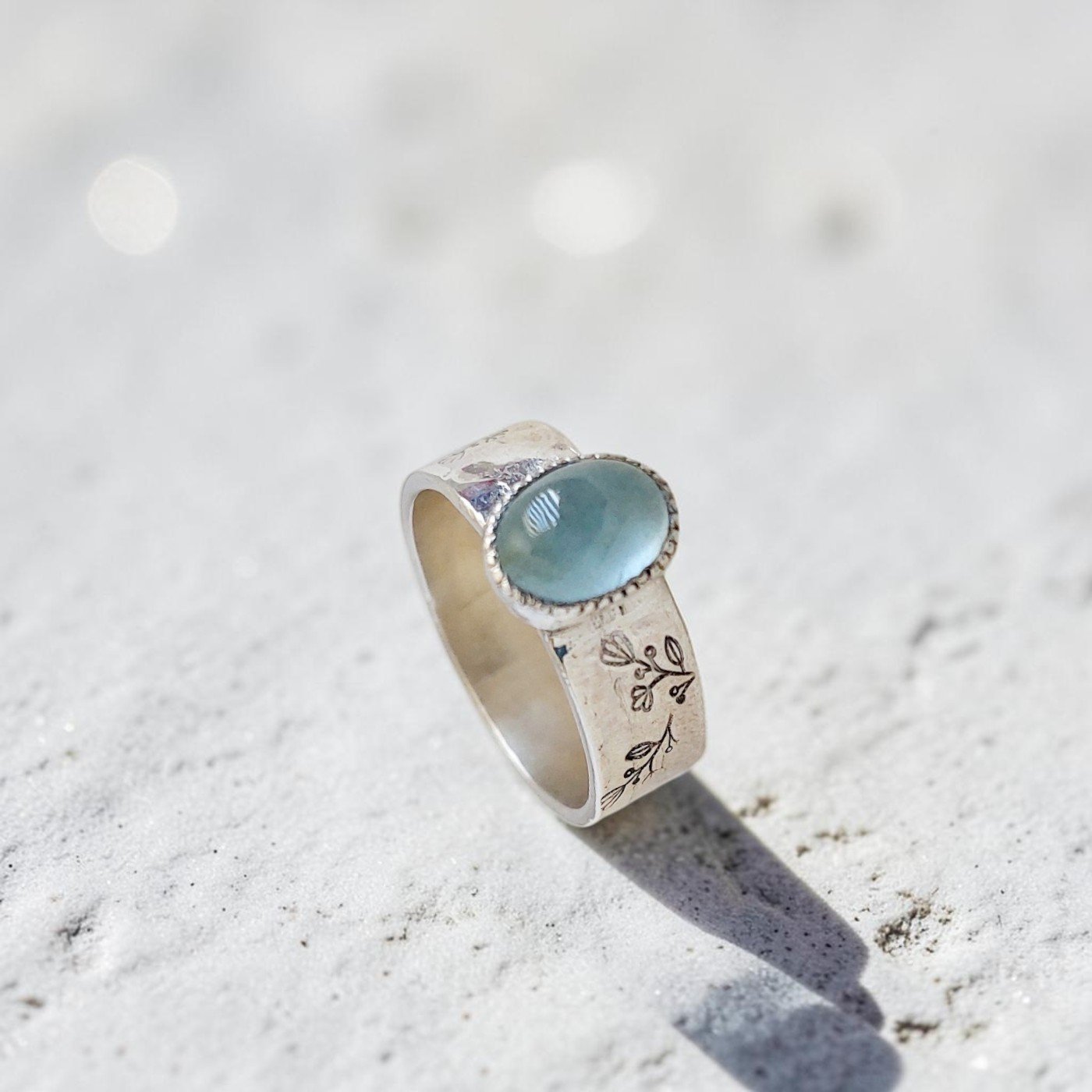 Anillo de aguamarina en plata 950 con argolla ancha y textura floral, hecho a mano