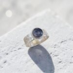Anillo de iolita en plata 950 con argolla ancha y textura floral, hecho a mano