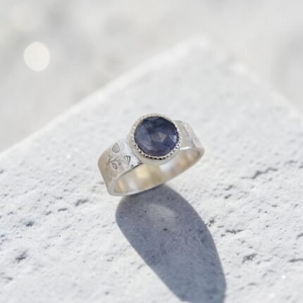 Anillo de iolita en plata 950 con argolla ancha y textura floral, hecho a mano