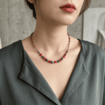mujer con collar corto de turquesa tibetana y coral
