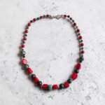 Collar de Turquesa Tibetana, Coral y Plata sobre cemento gris