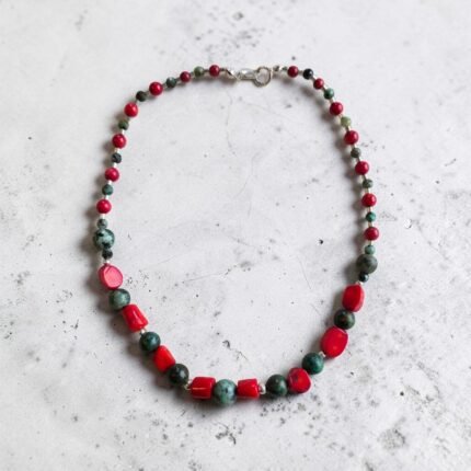 Collar de Turquesa Tibetana, Coral y Plata sobre cemento gris