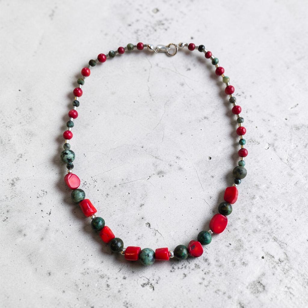 Collar de Turquesa Tibetana, Coral y Plata Collar de Turquesa Tibetana, Coral y Plata sobre cemento gris