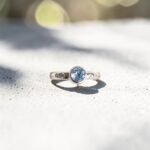 Anillo Axia topacio celeste y moissanitas en plata 950 hecho a mano