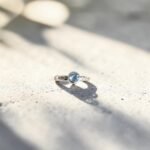 Anillo Axia con topacio celeste engastado y moissanitas laterales