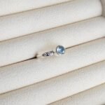 Anillo Axia topacio celeste y moissanitas plata 950 - vista de detalle