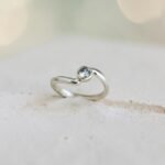 Anillo Uma con piedra celeste facetada en plata 950