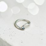 Anillo Uma con piedra celeste facetada en plata 950