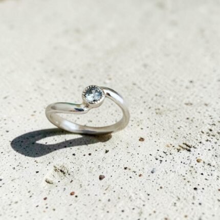 Anillo Uma de plata 950 con piedra redonda facetada visto de frente
