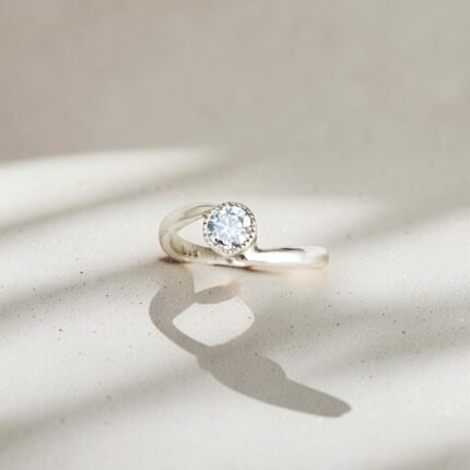 Anillo Uma de plata 950 con piedra redonda facetada visto de frente