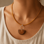 Mujer usando colgante de plata 950 y picoyo natural con cordón textil mostaza, joyería de autor Plataia