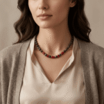 collar corto turquesa tibetana, coral y plata - con modelo -