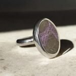 Anillo con piedra atlantisita hecho a mano
