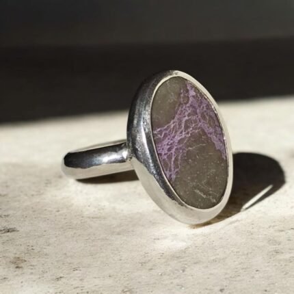 Anillo con piedra atlantisita hecho a mano