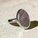 Anillo con Atlantisita natural de tonos violetas hecho a mano
