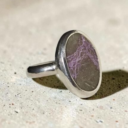 Anillo con Atlantisita natural de tonos violetas hecho a mano