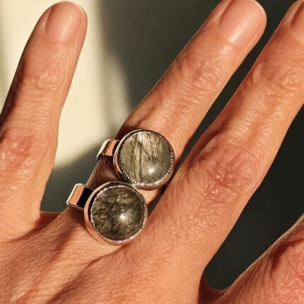 Anillos de cuarzo turmalinado natural en plata 950 sobre mano
